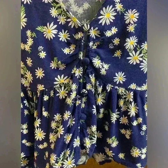 Altar’d State Navy Blue Balloon Sleeve Button Crop Top with White Flowers Size M - Picture 3 of 14